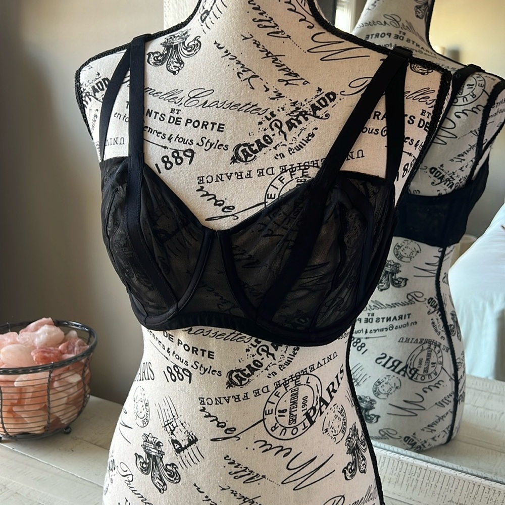 VS black lace bra